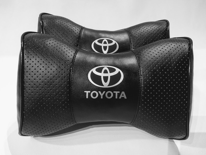 

Подушка на подголовник Toyota Подушки с логотипом Тойота Подушки в авто Тойота Подарок в авто Тойота, Черный