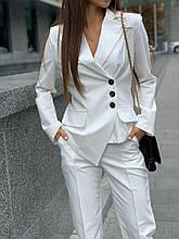 Стильный женский брючный костюм с ассиметричным пиджаком молочный