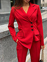 Стильный женский брючный костюм с ассиметричным пиджаком красный