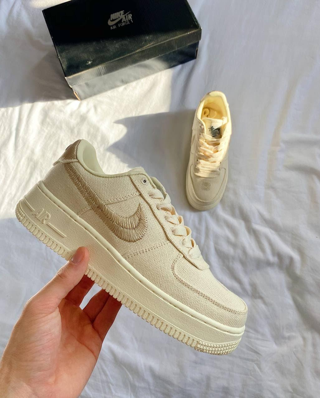 

Женские кроссовки Nike Air Force 1 Low Stussy Fossil Beige / Найк Аир Форс 1 Low Бежевые, Бежевый