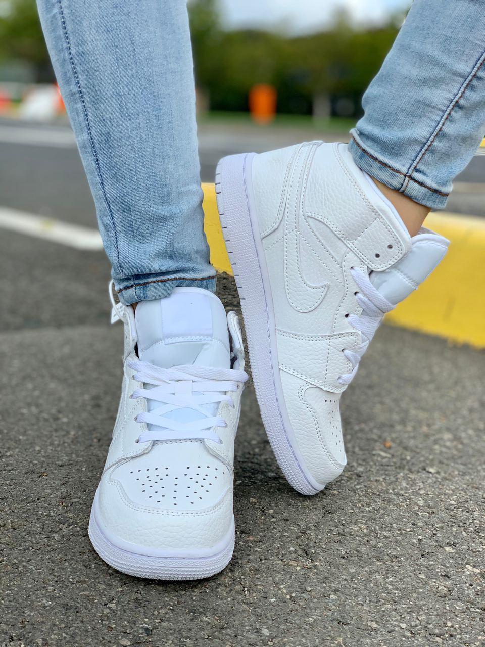 

Женские кроссовки Nike Air Jordan 1 Retro White / Найк Аир Джордан 1 Ретро Белые 40, Белый