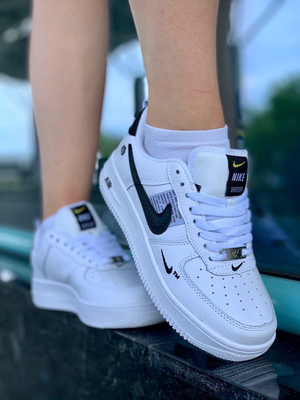 

Женские кроссовки Nike Air Force спортивные кожаные белые с черным White, Белый