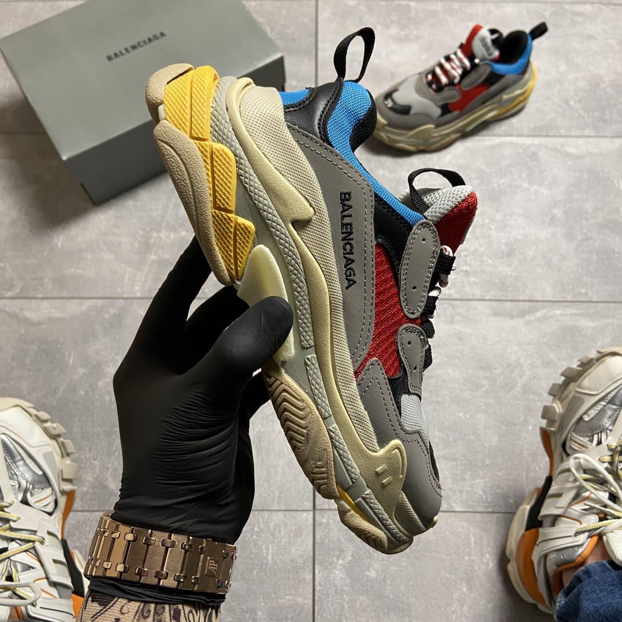 

Женские кроссовки Balenciaga Triple S Gray Red Blue / Баленсиага Трипл С Серые Красные Синие 39, Серый