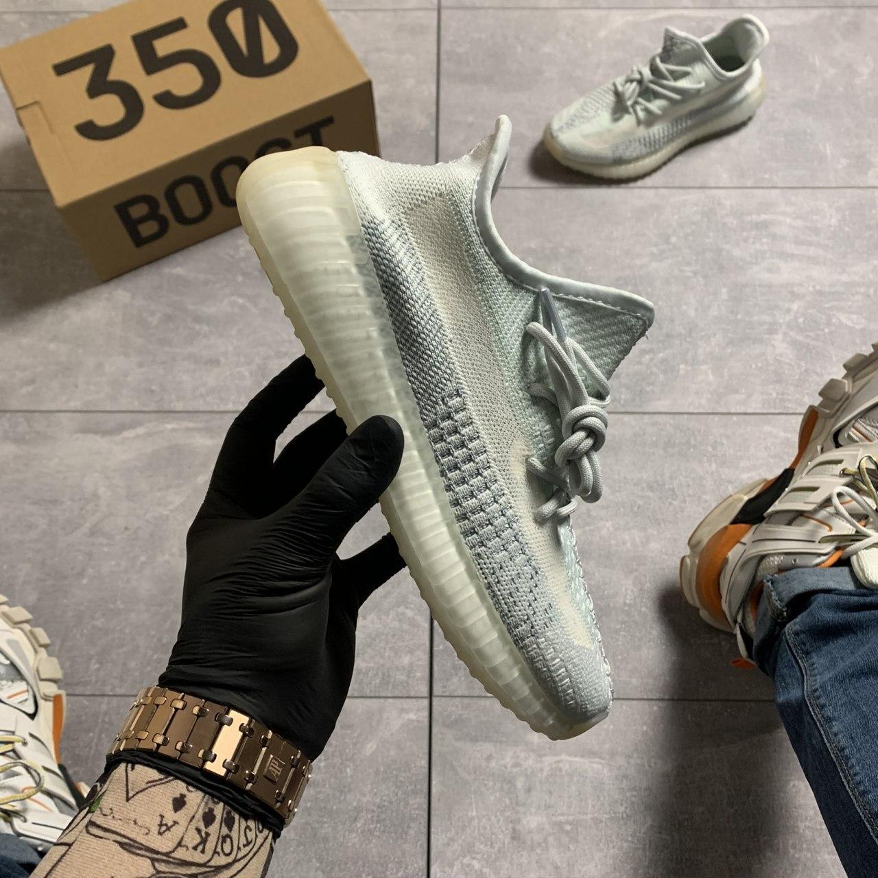 

Yeezy Boost 350 V2 Cloud White Reflective 44, Белый