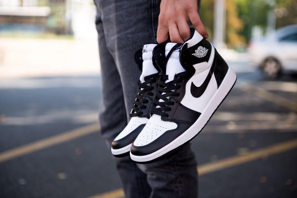 

Мужские кроссовки Nike Air Jordan 1 Retro High White Black / Найк Аир Джордан 1 Ретро Белые Черные 43, Белый