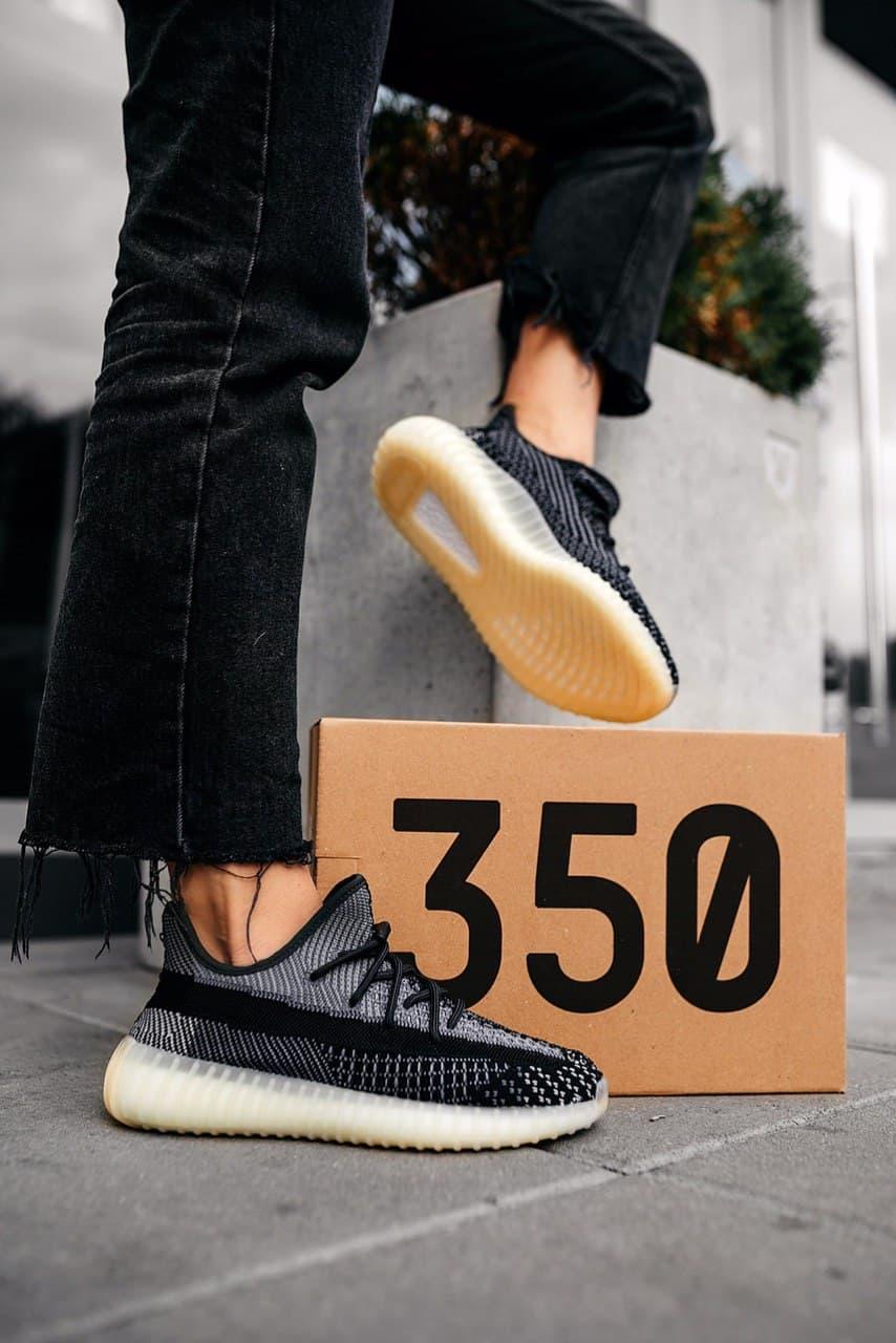 

Женские кроссовки Adidas Yeezy Boost 350 V2 Asriel / Адидас Изи Буст 350 В2 Черные 38, Черно-белый