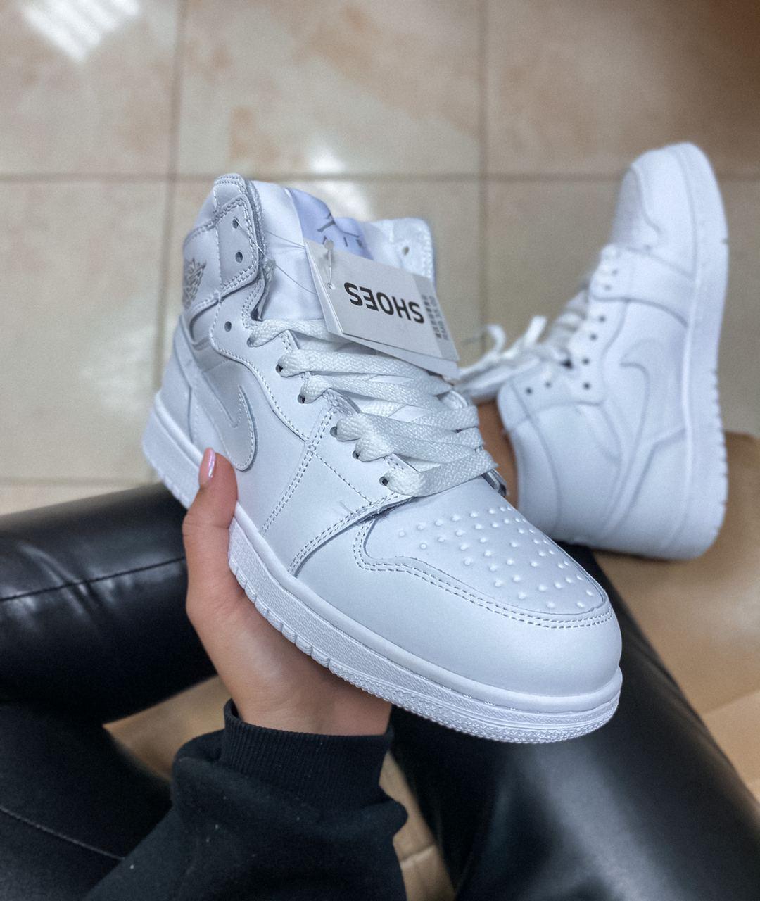 

Женские зимние кроссовки Nike Air Jordan 1 Retro White / Найк Аир Джордан 1 Ретро Белые, Белый