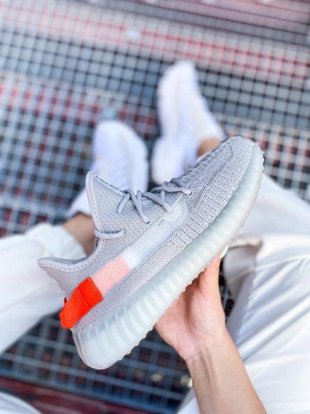 

Мужские Кроссовки Adidas Yeezy Boost 350 V2 "Tail Light" / Адидас Изи Буст 350 в2 Задний Свет 45, Светло-серый