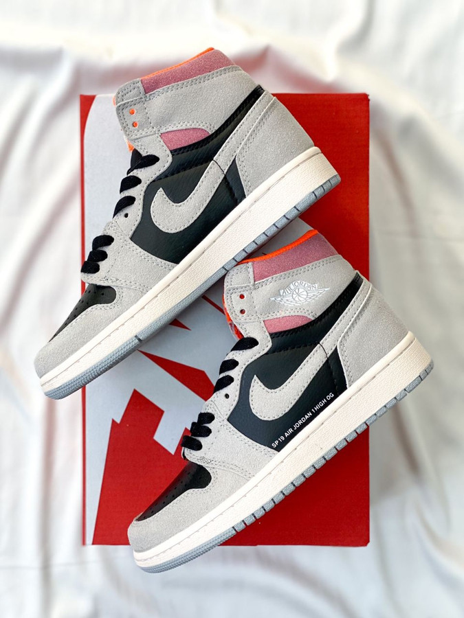 

Женские кроссовки Nike Air Jordan Retro High Neutral Grey Hyper Crimson 42 (26.5см.)