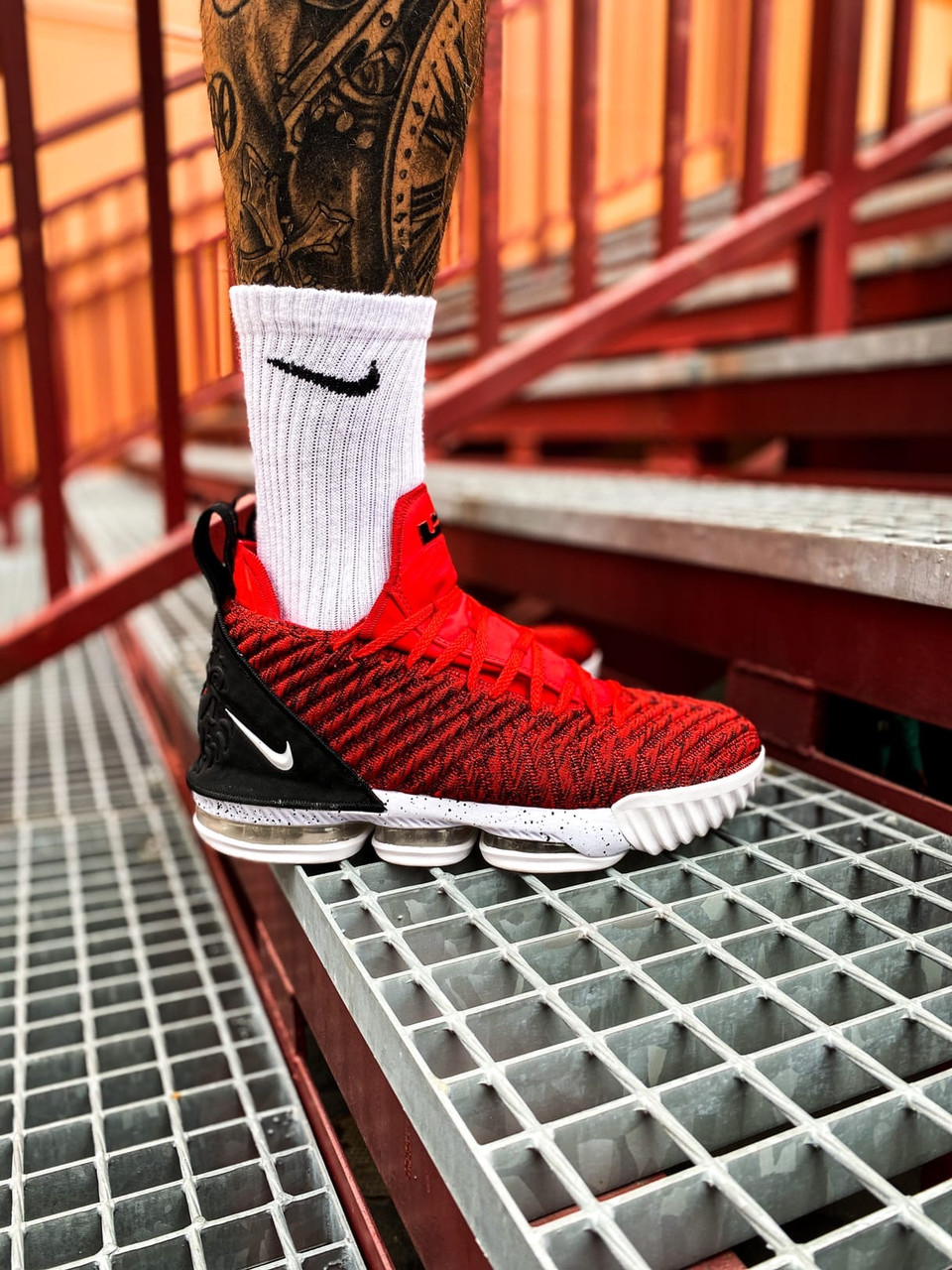 

Мужские красные Кроссовки Nike Lebron 16 44, Красный