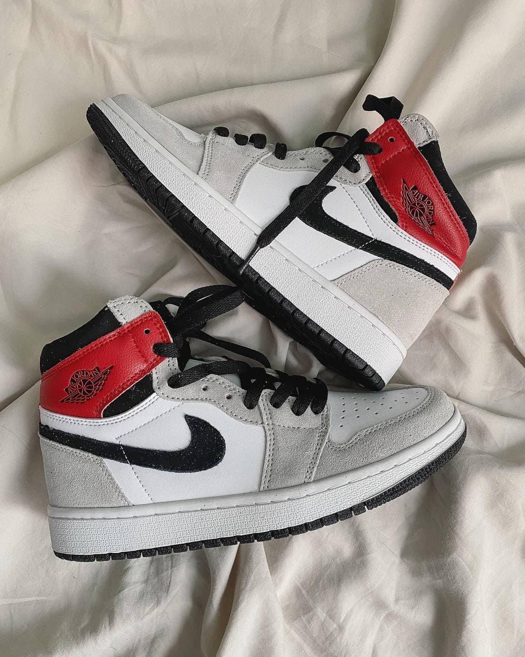 

Мужские кроссовки Nike Air Jordan 1 Retro Hight Grey Red / Найк Аир Джордан 1 Ретро Высокие Серые Красные 43, Серый