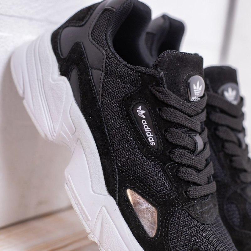 

Женские кроссовки Адидас Фалкон черно-белые. Модные кроссовочки Adidas Falcon black / white черные с белой, Черно-белый