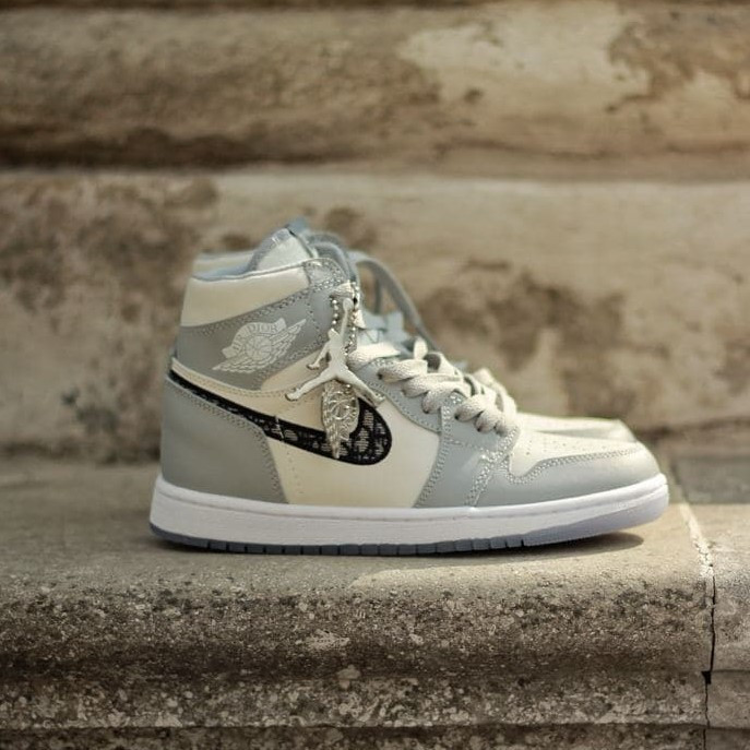 

Мужские кроссовки Nike Air Jordan Retro 1 x Dior Grey White / Найк Аир Джордан Ретро 1 Диор Серые Белые, Серый