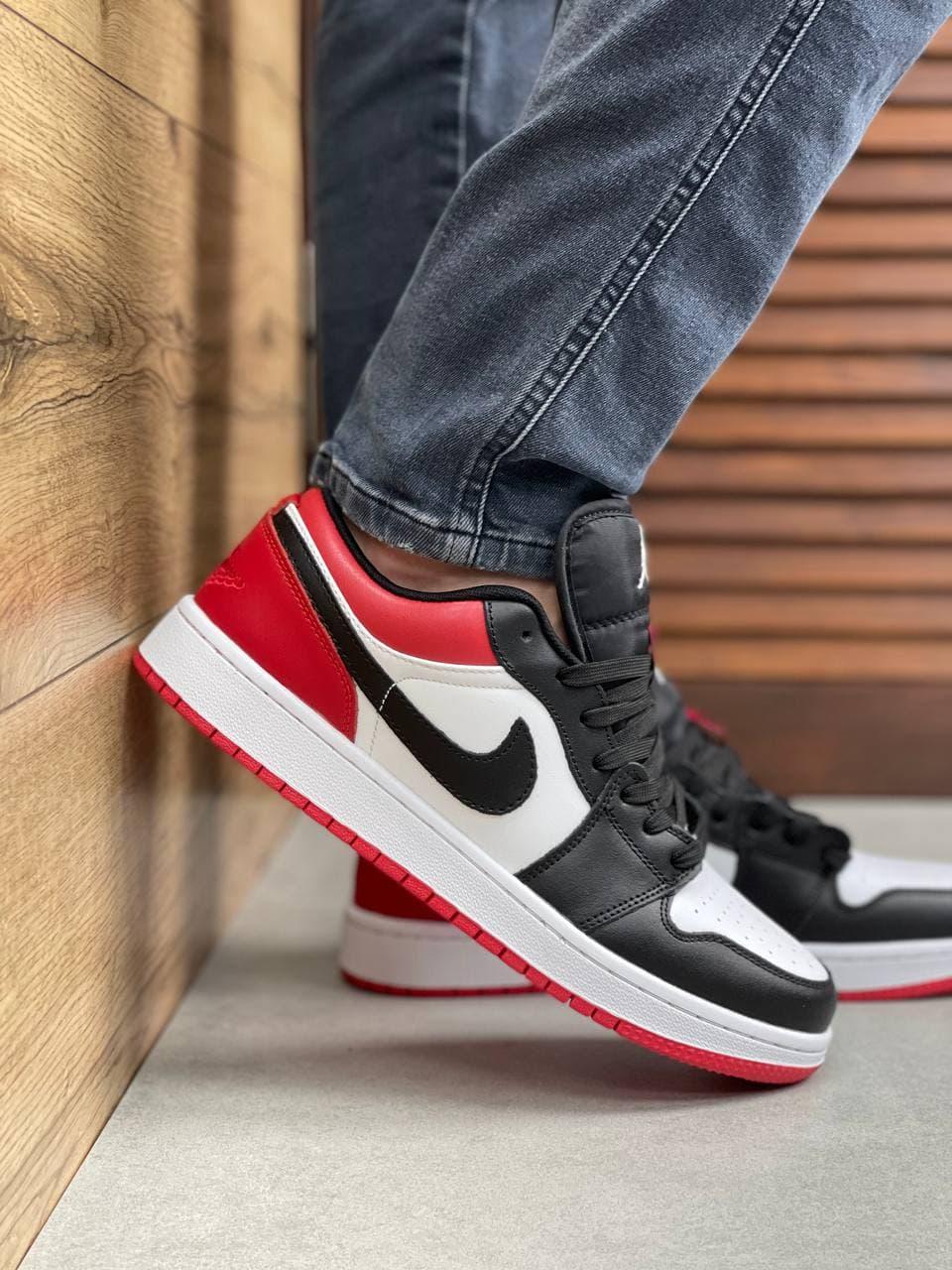 

Мужские кроссовки в стиле Nike Air Jordan 1 Low Black/Red(41-45р)