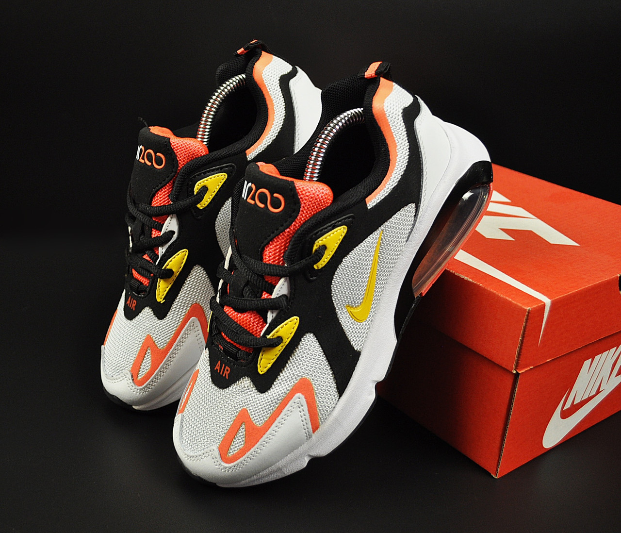 

Женские кроссовки Nike Air Max 200 белые с черным / оранжевым, Черные