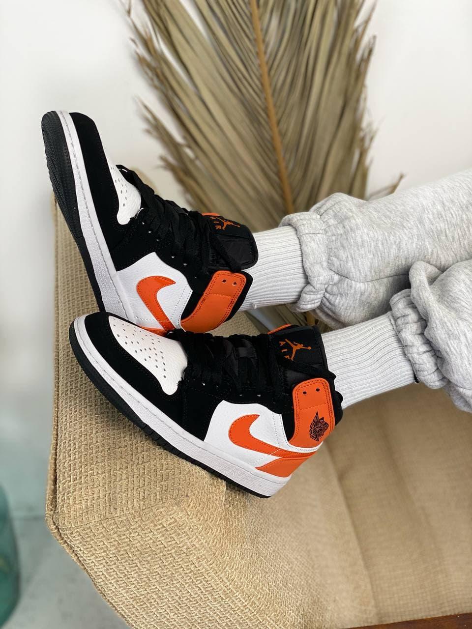 

Женские кроссовки Nike Air Jordan 1 Retro Black White Orange / Найк Аир Джордан 1 Ретро Черные Белые Оранжевые, Оранжевый