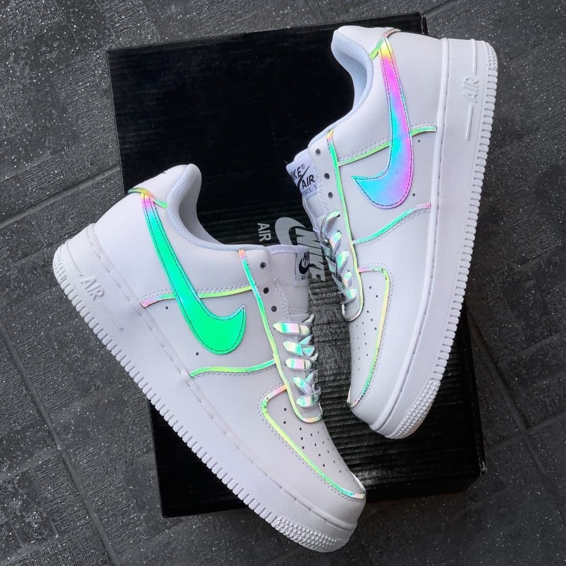 

Nike Air Force 1 Low White/Chameleon | кроссовки мужские; белые/рефлективные/хамелеон; осенние/весенние; найк 44, Белый