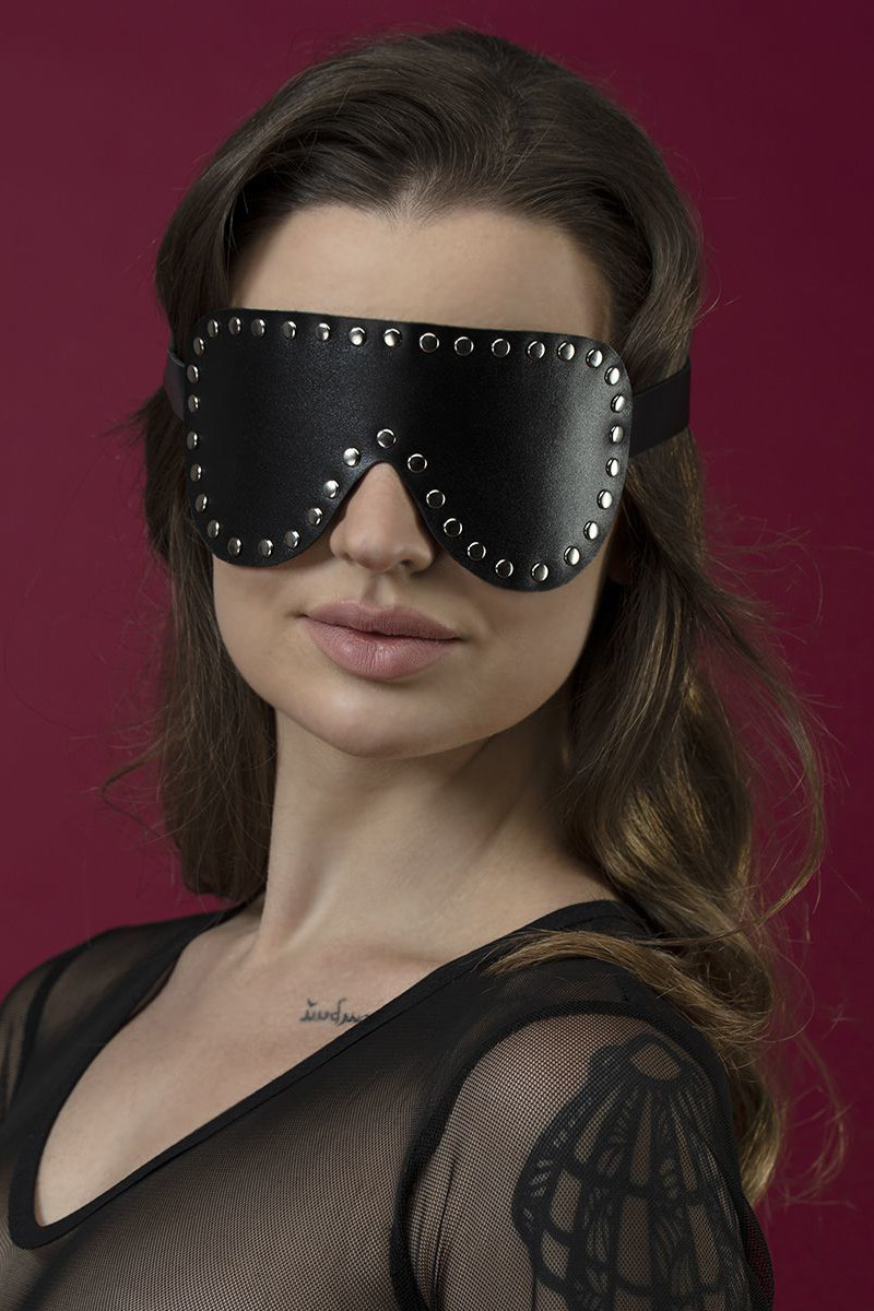 

Кожаная черная маска на глаза с заклепками Feral Feelings - Blindfold Mask, Черный