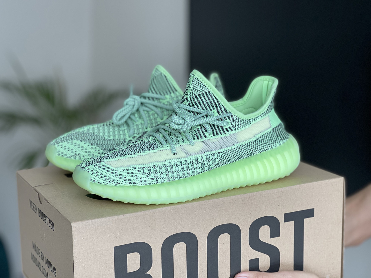 

Женские кроссовки в стиле Adidas Адидас Yeezy Boost 350, салатовые с черным 39 (25,5 см), Зеленый