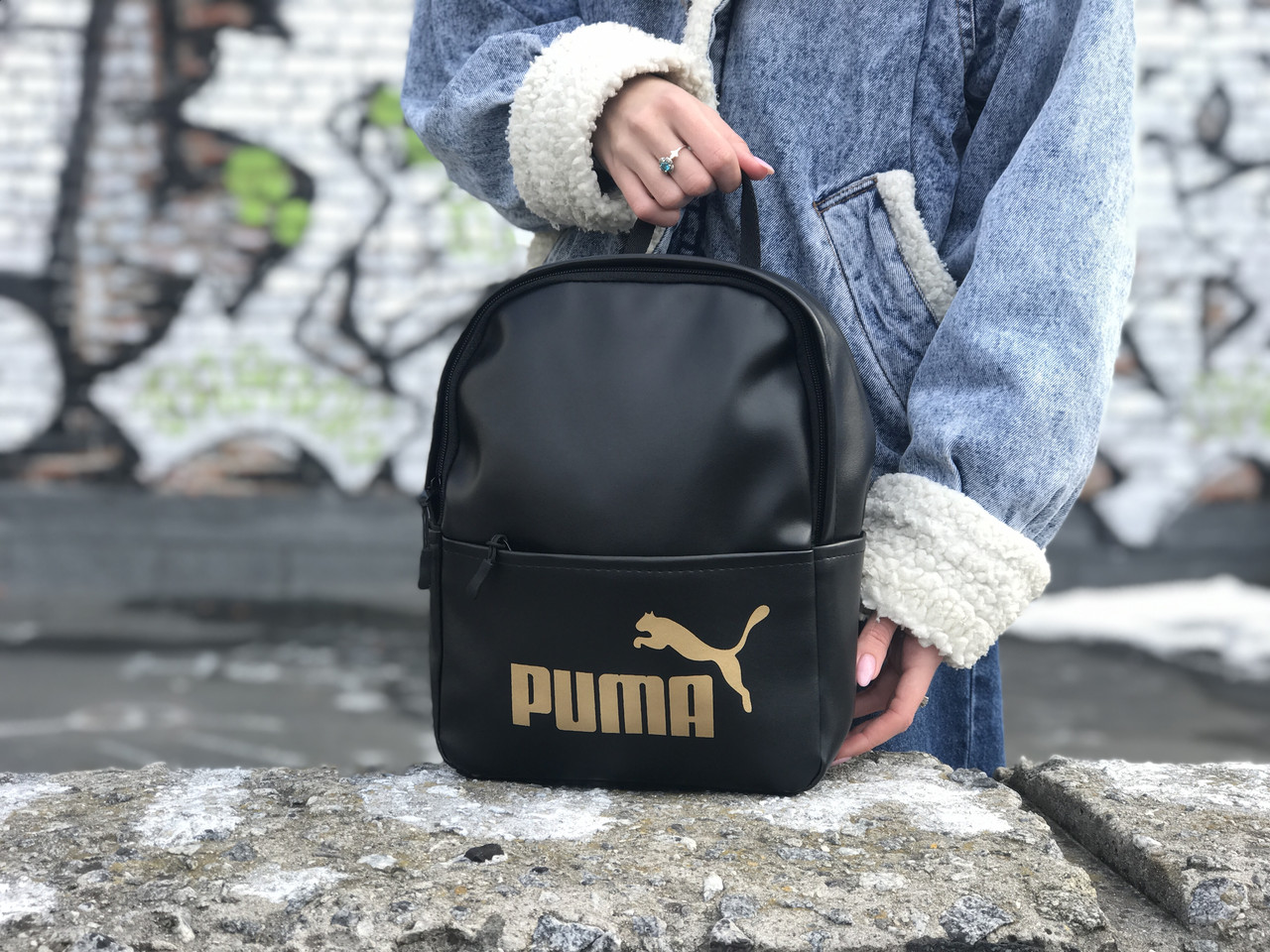 

Жіночий рюкзак Puma чорний з золотим лого, Черный