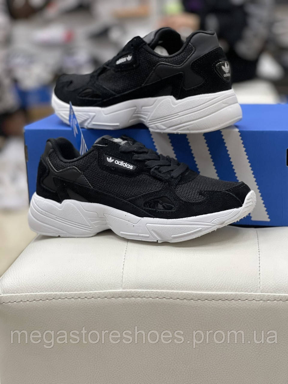 

Женские кроссовки Adidas Falcon