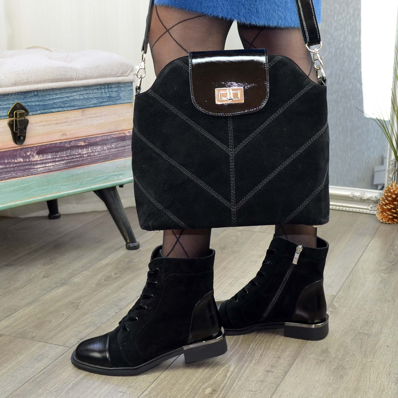 Ботинки женские замшевые на устойчивом каблуке, декорированы лаковыми вставками. Цвет черный, фото 7