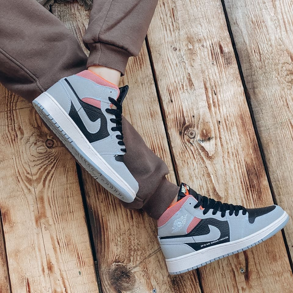 

Женские кроссовки Nike Air Jordan Retro 1 High Grey Black / Найк Аир Джордан Ретро 1 Высокие Серые Черные 37, Серый