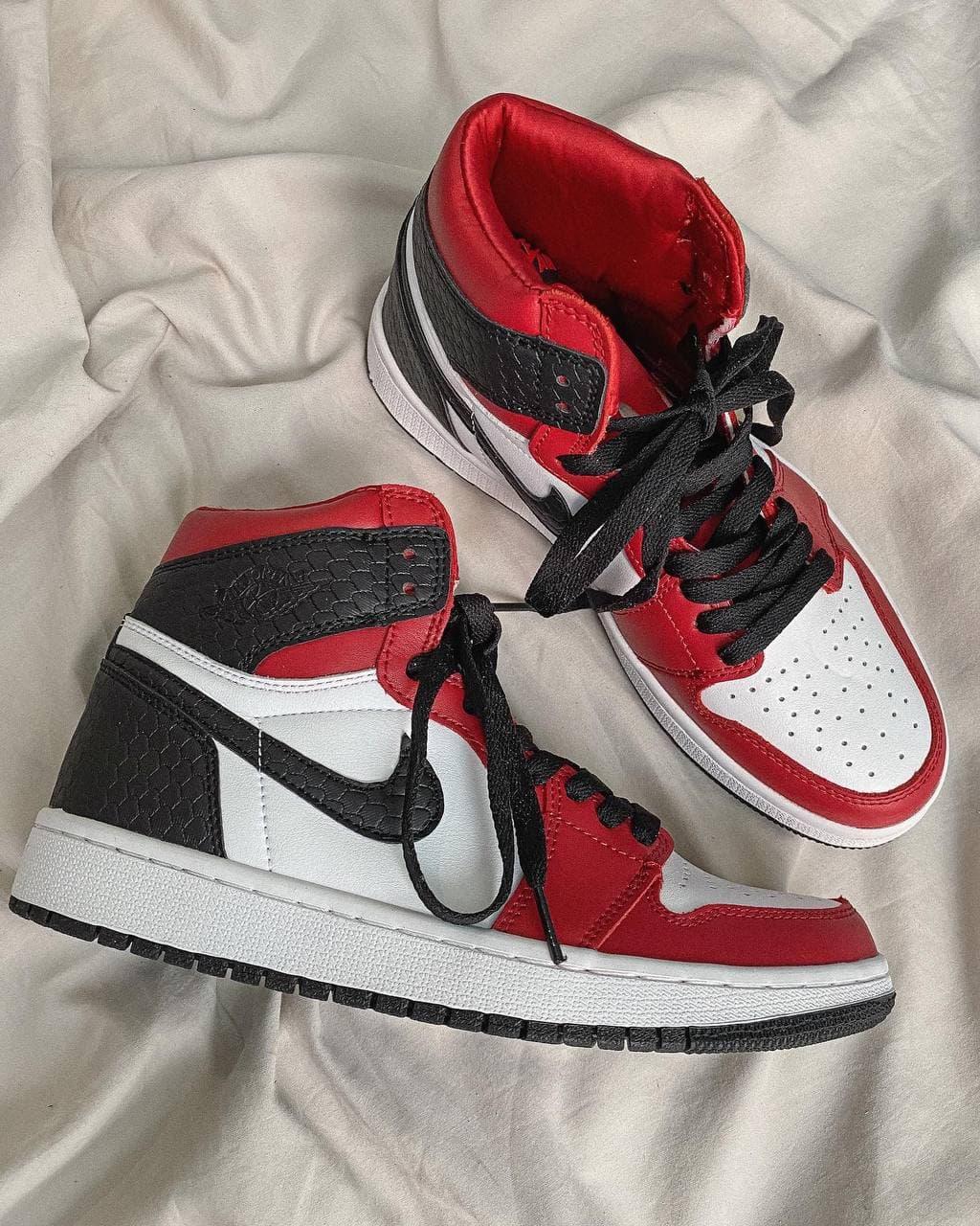 

Мужские кроссовки Nike Air Jordan 1 Retro High Red White / Найк Аир Джордан 1 Ретро Высокие Красные Белые, Красный