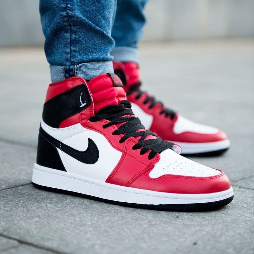 

Женские кроссовки Nike Air Jordan 1 Retro High Red White / Найк Аир Джордан 1 Ретро Высокие Красные Белые, Красный