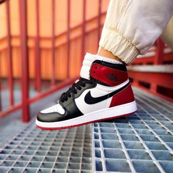 

Женские кроссовки Nike Air Jordan Retro 1 Black Red White / Найк Аир Джордан Ретро 1 Черные Красные Белые, Черный