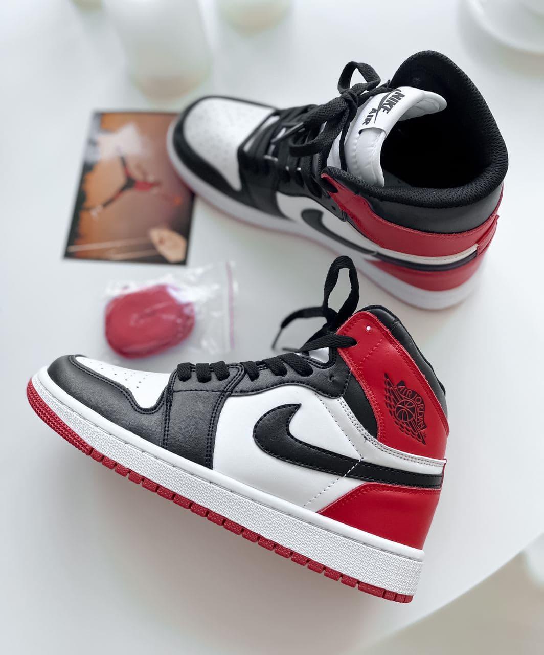 

Женские кроссовки Nike Air Jordan Retro 1 Black Red White / Найк Аир Джордан Ретро 1 Черные Красные Белые 38, Черный