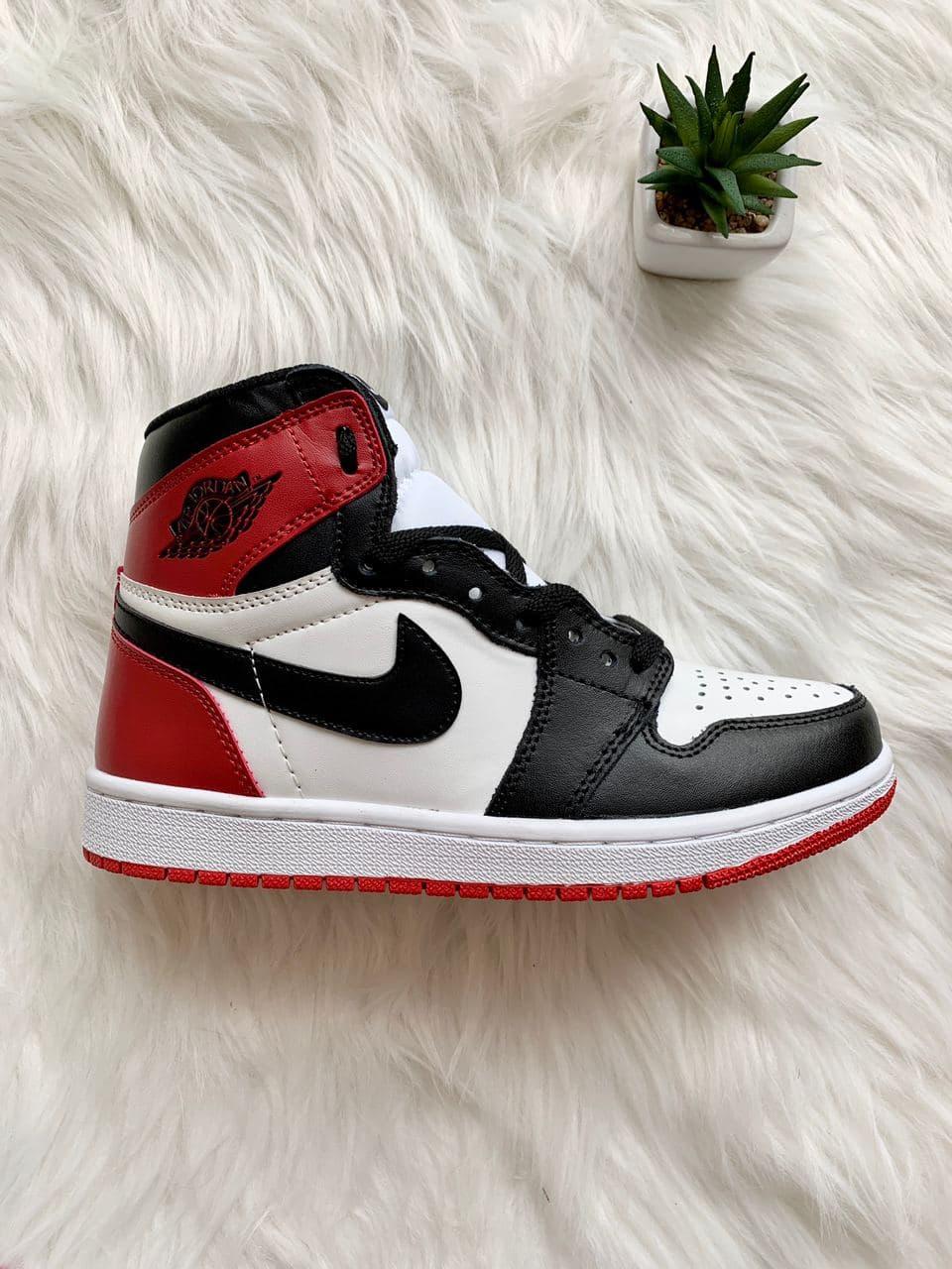 

Женские кроссовки Nike Air Jordan Retro 1 Black Red White / Найк Аир Джордан Ретро 1 Черные Красные Белые, Черный