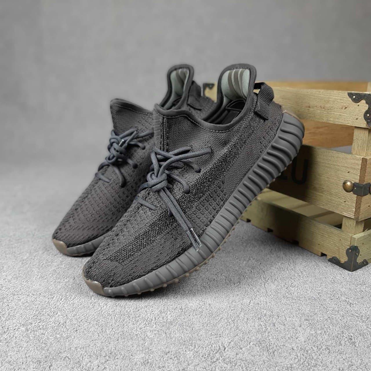 

Мужские кроссовки в стиле Adidas Yeezy Boost 350 Тёмно-серые рефлективная полоса 42, Темно-серый