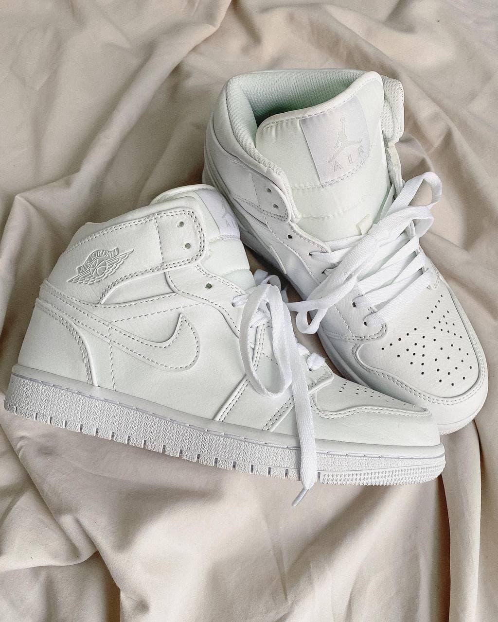 

Женские кроссовки Nike Air Jordan 1 Retro High White / Найк Аир Джордан 1 Ретро Высокие Белые 37, Белый