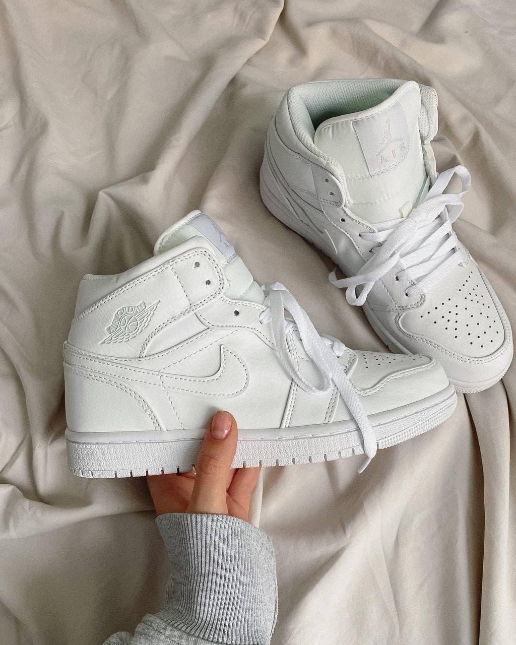 

Женские кроссовки Nike Air Jordan 1 Retro High White / Найк Аир Джордан 1 Ретро Высокие Белые 40, Белый