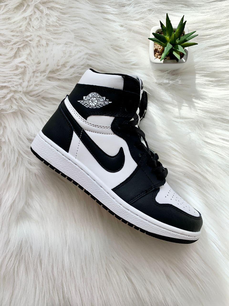 

Женские кроссовки Nike Air Jordan Retro 1 Black White / Найк Аир Джордан Ретро 1 Черные Белые 37, Фиолетовый