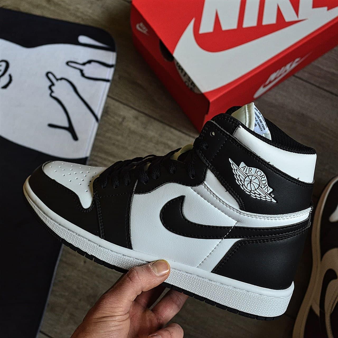 

Женские кроссовки Nike Air Jordan Retro 1 Black White / Найк Аир Джордан Ретро 1 Черные Белые 38, Фиолетовый