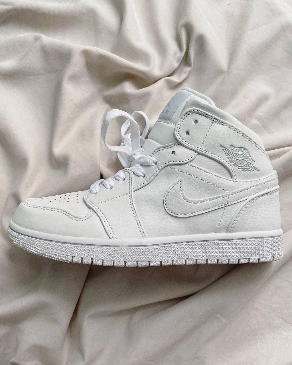 

Женские кроссовки Nike Air Jordan 1 Retro High White / Найк Аир Джордан 1 Ретро Высокие Белые 37, Белый