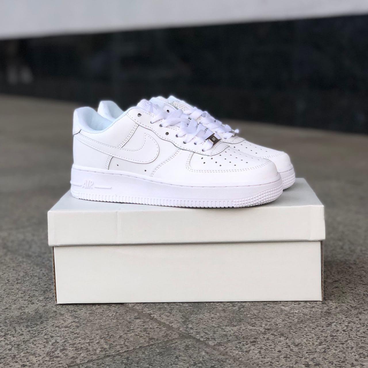 

Женские кроссовки Nike Air Force 1 Classic White / Найк Аир Форс 1 Белые 39, Белый