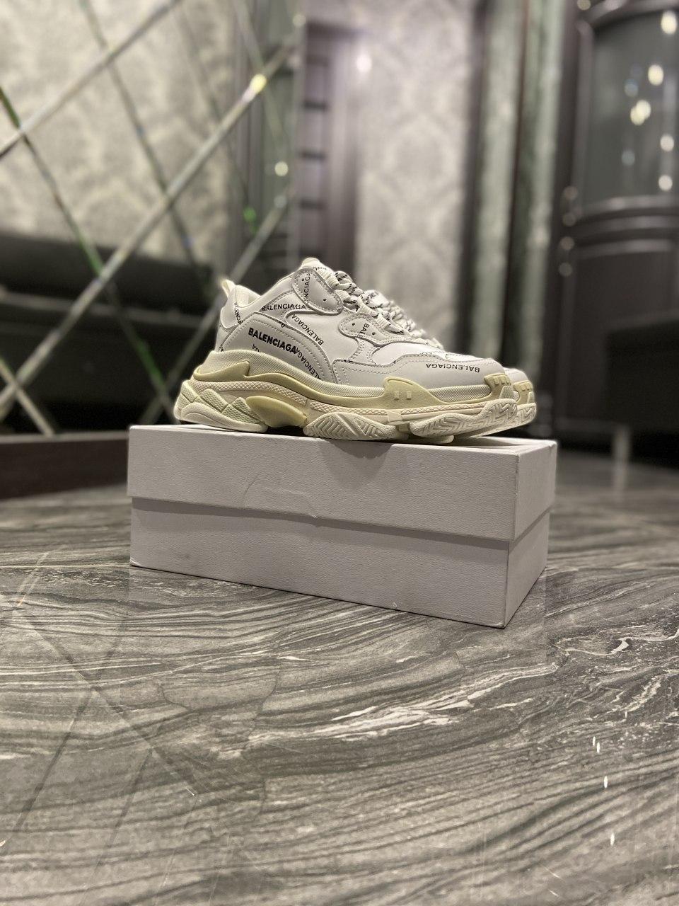 

Женские кроссовки Balenciaga All Over Logo Triple S / Баленсиага Трипл С Лого 38, Белый