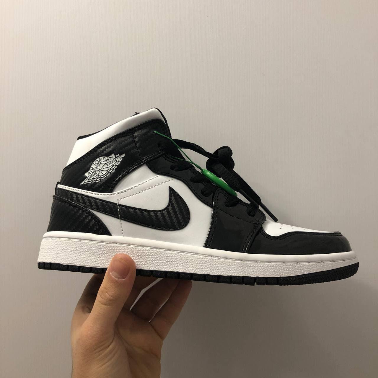 

Женские кроссовки Nike Air Jordan Retro 1 Black White / Найк Аир Джордан Ретро 1 Черные Белые 37, Фиолетовый