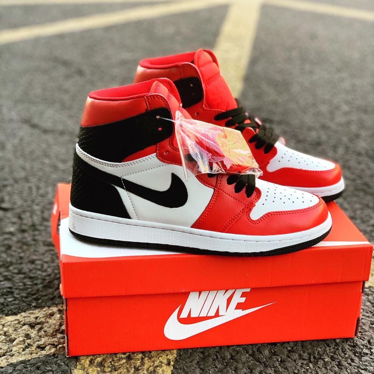 

Мужские кроссовки Nike Air Jordan 1 Retro Red White / Найк Аир Джордан 1 Ретро Красные Белые 44, Красный