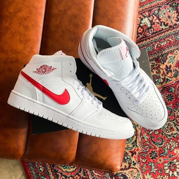 

Женские кроссовки Nike Air Jordan Retro 1 White Red / Найк Аир Джордан Ретро 1 Белые Красные, Белый