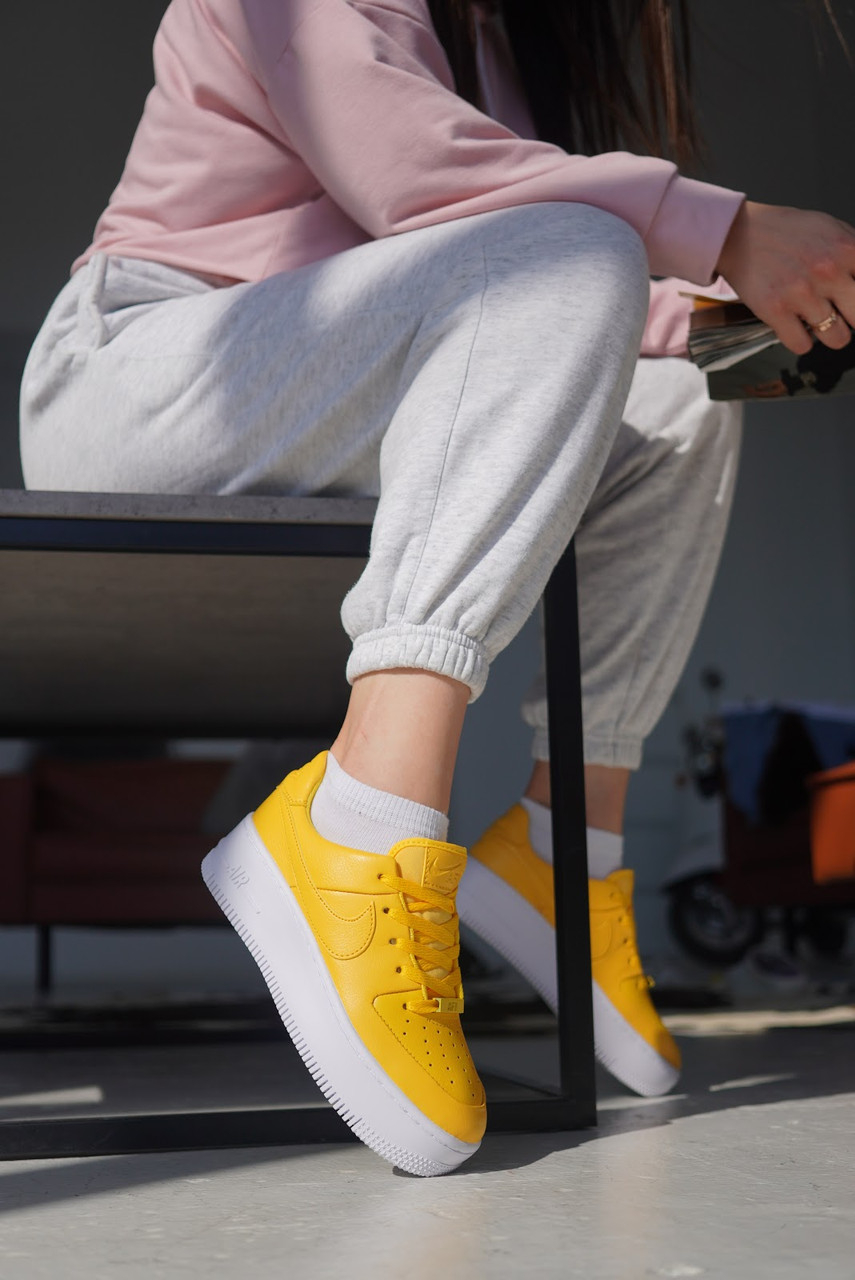 

Женские кроссовки Nike Air Force 1 Sage Yellow / Найк Аир Форс 1 Сейдж Желтые 37, Желтый