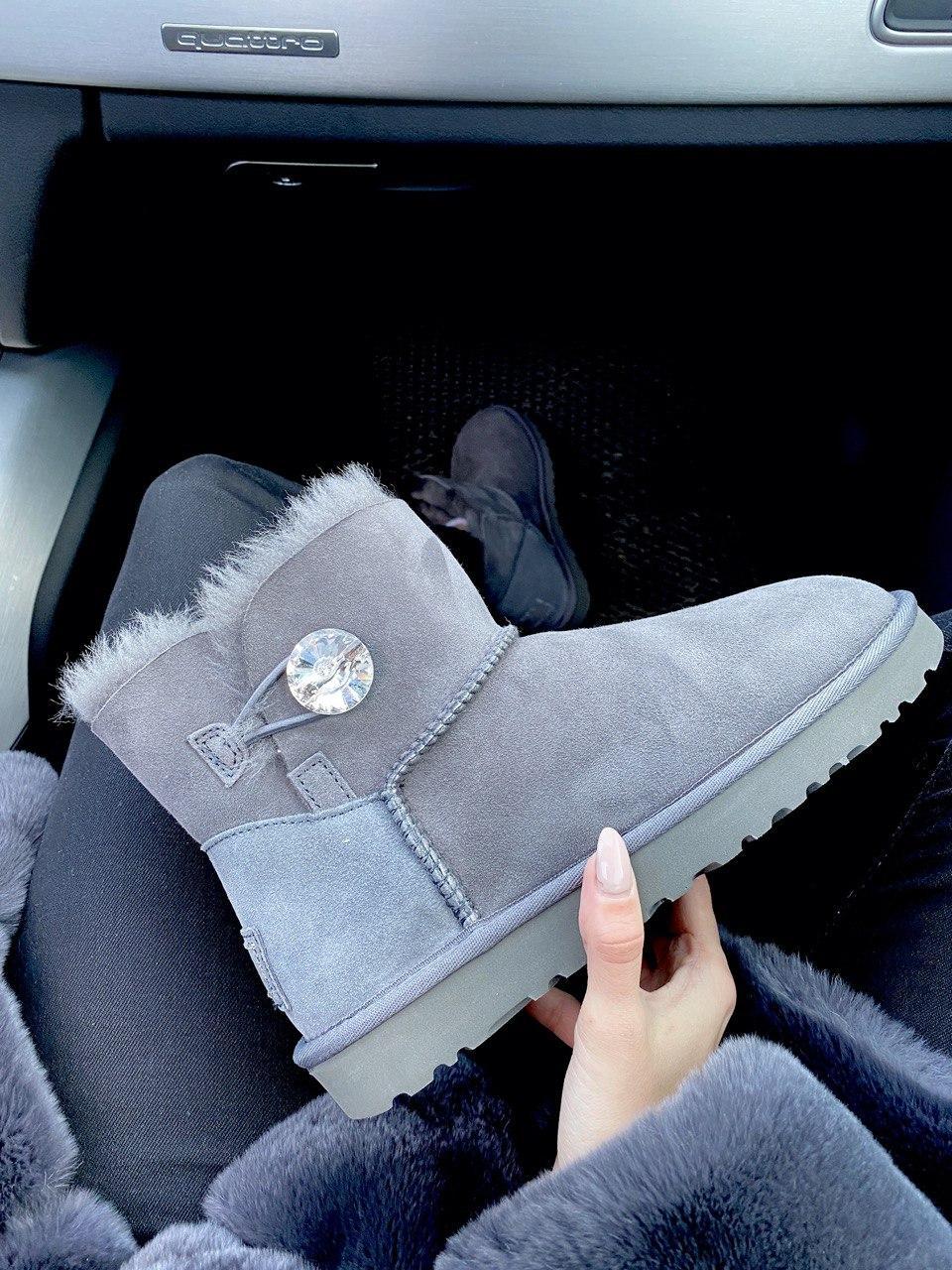 

Женские зимние сапоги UGG Mini Grey / Угги Мини Серые с пуговицей 37