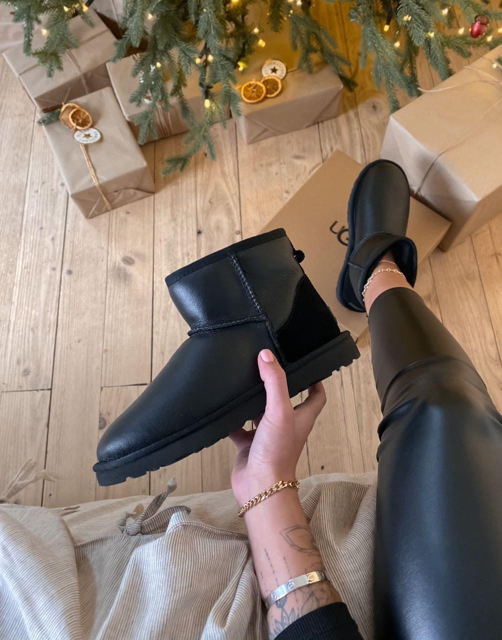 

Женские зимние сапоги UGG Mini Black Leather / Угги Мини Кожаные Черные