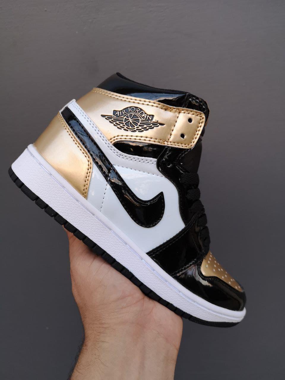 

Женские кроссовки Nike Air Jordan 1 Retro High Black Gold / Найк Аир Джордан 1 Ретро Высокие Черные Золотистые, Черный