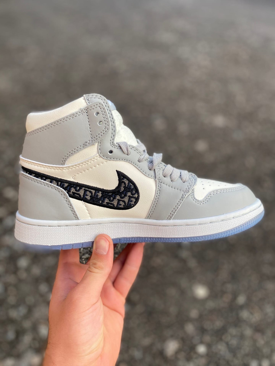 

Женские кроссовки Nike Air Jordan Retro 1 x Dior Grey White / Найк Аир Джордан Ретро 1 Диор Серые Белые, Серый