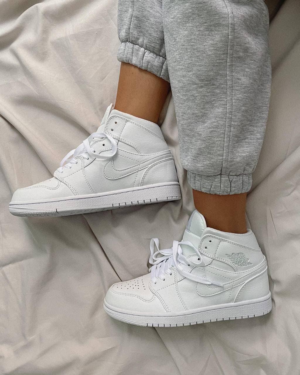 

Женские кроссовки Nike Air Jordan 1 Retro High White / Найк Аир Джордан 1 Ретро Высокие Белые 40, Белый