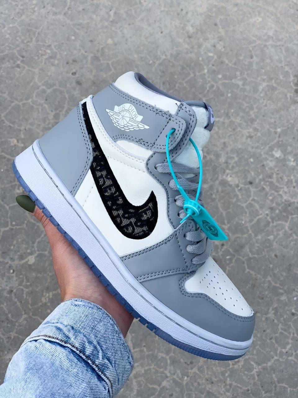 

Женские кроссовки Nike Air Jordan Retro 1 x Dior Grey White / Найк Аир Джордан Ретро 1 Диор Серые Белые 38, Серый